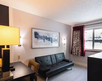 Coratel Inn and Suites By Jasper Hastings - 2 Queen Bed Non Smoking - Hastings - Living room