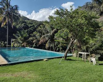 Hostel Sítio Moinho D'água - Guarapari - Piscina