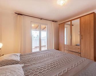 2 Bedroom Nice Apartment In Kustici - Kustići - Habitación
