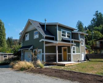 Central 2 Bed New Construction Laneway House in Gibsons - Gibsons - Building