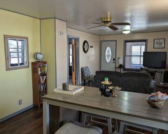 O Town Quiet Cozy Cottage - Ottumwa - Jídelna