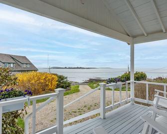 Beautiful Summer Cottage on Iconic Ocean Point - East Boothbay - Balcón