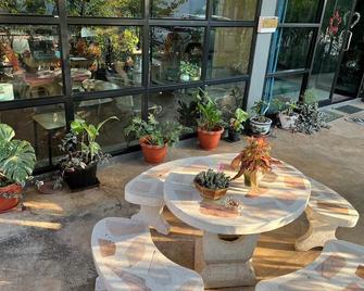 V Tharm Hotel - Udon Thani - Patio
