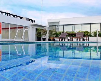 Harris Hotel Pontianak - Pontianak - Pool