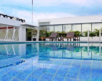 Harris Hotel Pontianak - Pontianak - Zwembad
