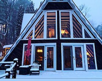 Breathtaking views, hot tub, game rom, close to pkwy in Little Switzerland - Marion - Building