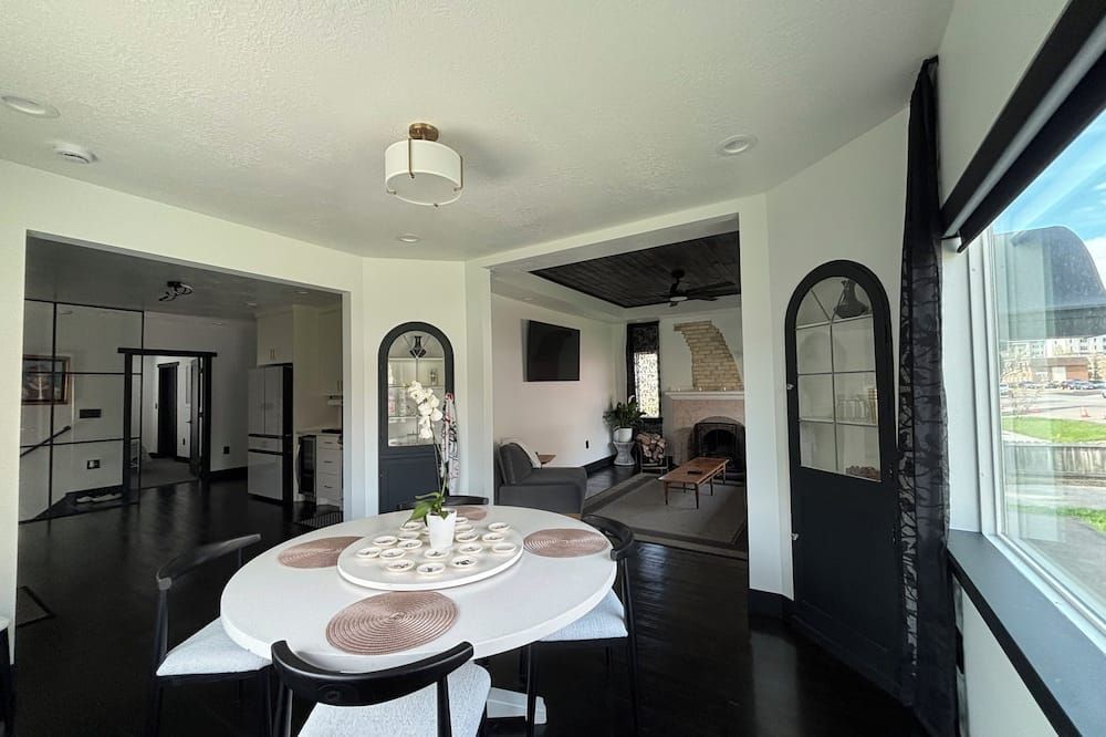 Welcome to the Raven Rose - A Chic, Newly Renovated 2BD/1BA Home - Logan - Comedor