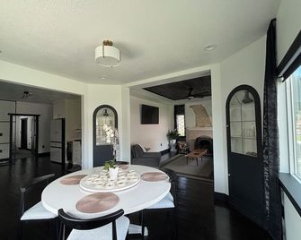 Welcome to the Raven Rose - A Chic, Newly Renovated 2BD/1BA Home - Logan - Dining room