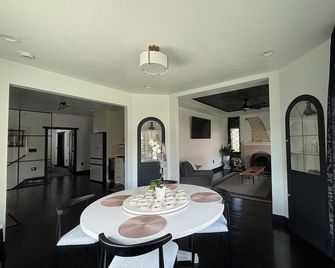 Welcome to the Raven Rose - A Chic, Newly Renovated 2BD/1BA Home - Logan - Comedor