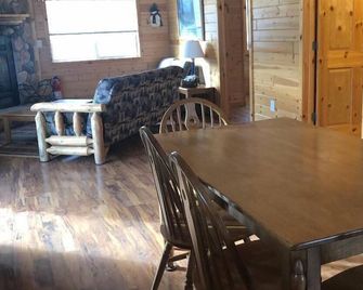Bear's Den- Cottages On Serenity Lake- Beautiful Cottage On Small, Private Lake! - Black River Falls - Dining room