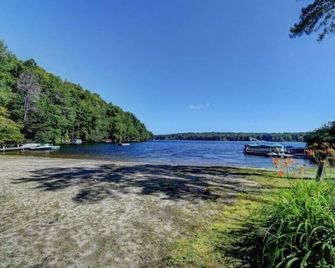 Private Lake Cottage on 3 acres w/350 sq. ft. deck - Becket - Playa