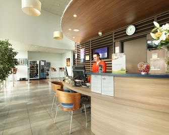 Suite-Home Orléans-Saran - אורליאן - דלפק קבלה