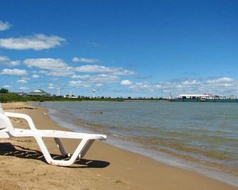 Blue Water Beachfront Hotel & Waterpark - Mackinaw City - Beach