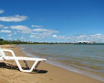 Blue Water Beachfront Hotel & Waterpark - Mackinaw City - Playa