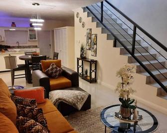 5 Min from Dunn River Fall 2 Bedroom Townhome Pool Balcony - Steer Town - Salon