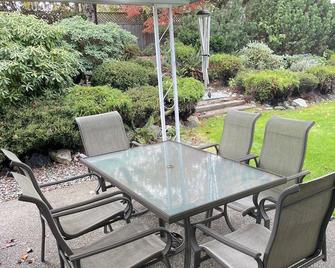 Quiet, private, bungalow w fenced yard. - Parksville - Patio