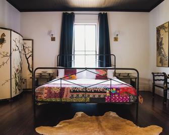 Luxury Modern 1880's Farmhouse with Pool in Lockhart, the BBQ Capital of Texas - Lockhart - Bedroom