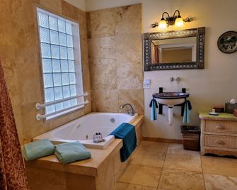 Casa Blanca Inn and Suites - Farmington - Bathroom