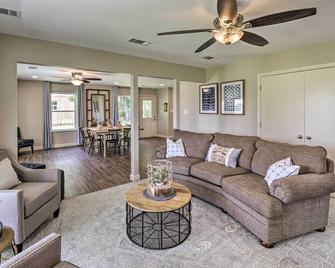1 Mi to Marina and Golf Bismarck Home with Fire Pit! - Caddo Valley - Sala de estar