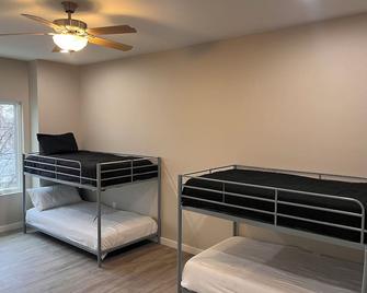 205 at the Mill. Downtown, Brand New, and Sleeps 8! - Bismarck - Bedroom