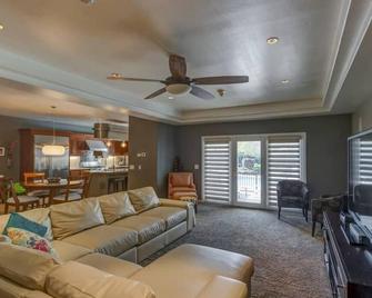 Beautiful 7/5 W/Pool/Hot Tub Lots Of Room - Chico - Stue