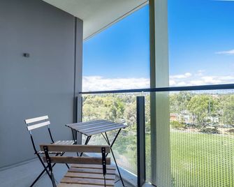 Serene 2br2ba Apt In Parkville Pool Gym Parkin - Melbourne - Balcó
