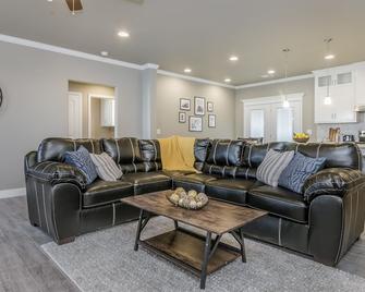 Beautifully Decorated New Home, King Bed, Washer/Dryer & Fully Stocked Kitchen - Canyon - Living room