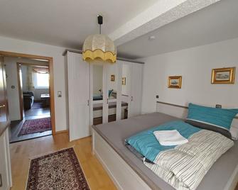 Apartment O1 - Gut ausgestattete 3-Zimmer Wohnung 78qm für 1-3 Personen 1xDZ 1xEZ - Grafenwöhr - Schlafzimmer