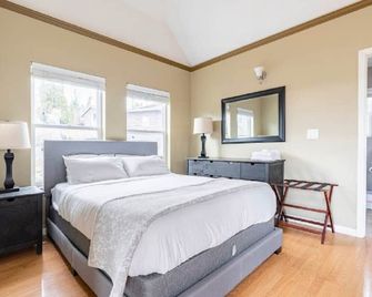 Spacious Studio Apartment Minutes from Downtown, Private Parking - Seattle - Bedroom