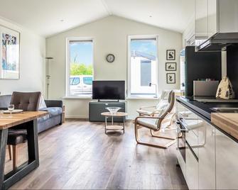 Awesome home in De Heen with WiFi - De Heen - Wohnzimmer