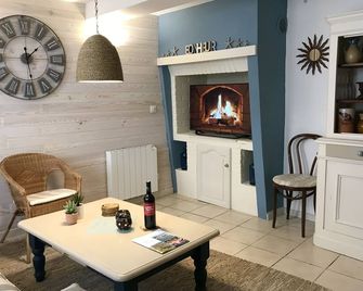 Secret Cottage, Roof garden & Patio. Village centre Nr Sea. Parking bikes & car. - Peyriac-de-Mer - Living room