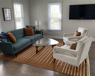 Modern Beach Escape Near Asbury Park & Ocean Grove | Pet-Friendly - Neptune - Living room