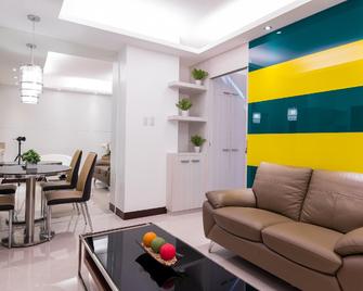 Touristation @ Crowne Bay Tower - Pasay - Wohnzimmer