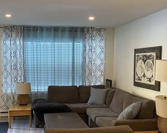 Beautiful garden level condo - Family Friendly with huge greenspace! - Panorama - Living room