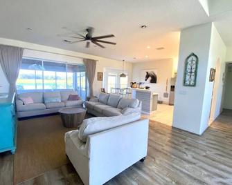 Sunniland Ranch Airport Paradise\n\n - Okeechobee - Living room