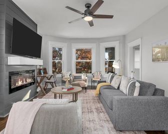 Renovated 5br/4ba Home Near Country Club Plaza | Ideal For Families & Groups - Kansas City - Vardagsrum