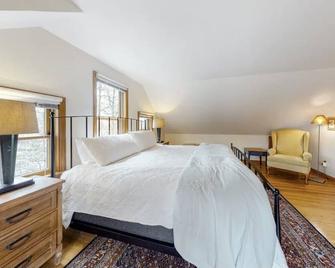 Wood Duck Retreat, minutes from Beach and Pond! On bike path - Eastham - Bedroom