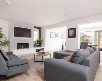Modern Living in Old Town Stratford-upon-Avon - Stratford-upon-Avon - Living room