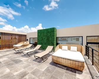 Fourth-floor studio with rooftop pool, partial A/C, city views, & balcony - Tulum - Balcón