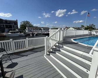 1 Bedroom Waterfront Home in Brick - Brick - Balcony