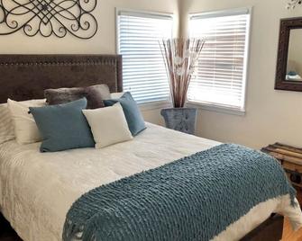 Tulares Rare Find With A Pool! Located In The Heart Of Californias Farmlands! - Tulare - Bedroom
