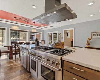 Spacious Canyon Peak Pine View Home Game Room Hot Tub - Flagstaff - Kitchen