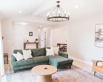 Charming 3-bedroom, Kid Friendly, 10min to Springfield, Countryside-1 Acre - Nixa - Living room