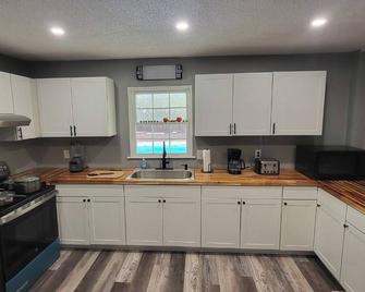Spacious 5-bedroom house pool with AC and WiFi in delightful Warner Robins - Warner Robins - Kitchen