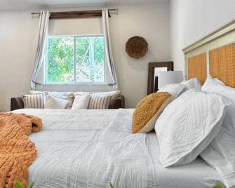 Bimini Nest Cozy Studio, Steps from the Beach - Bailey Town - Sypialnia