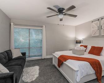 Cozy 2br Farmhouse Apt - Sleeps 8 - Free Parking! - Arlington - Bedroom