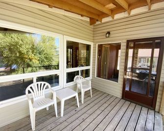 'Deja Blue' Breezy beachfront bliss! - Seven Sisters Falls - Balcony