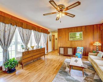 Mid-Century 1950s Retreat w/ Rec Room in Monett! - Monett - Sala de estar