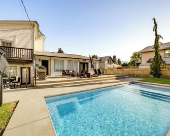 2 Blocks to Dtwn Chelan: Home w/ Hot Tub & Pool - Chelan