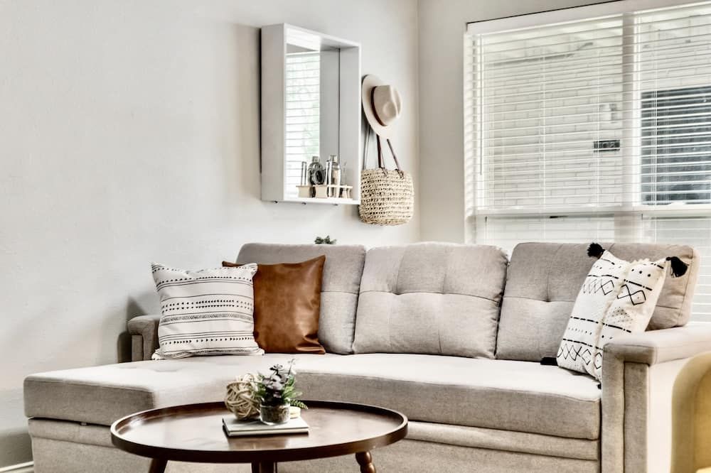 Global Cup Modern Artistic Flat - Arboretum Tickets Included - دالاس - غرفة معيشة